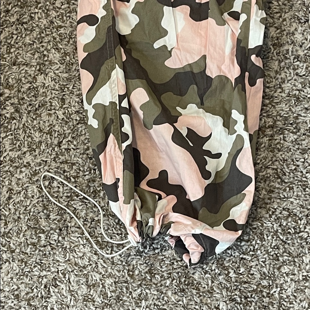 Women’s XL Camouflage Cargo Pants - Picture 3 of 14
